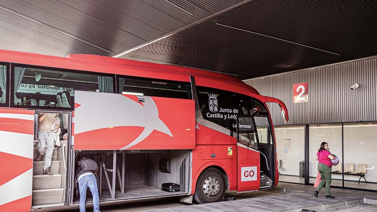 El bus que cubrió el trayecto entre Burgos y Soria a su llegada a la estación de la capital.