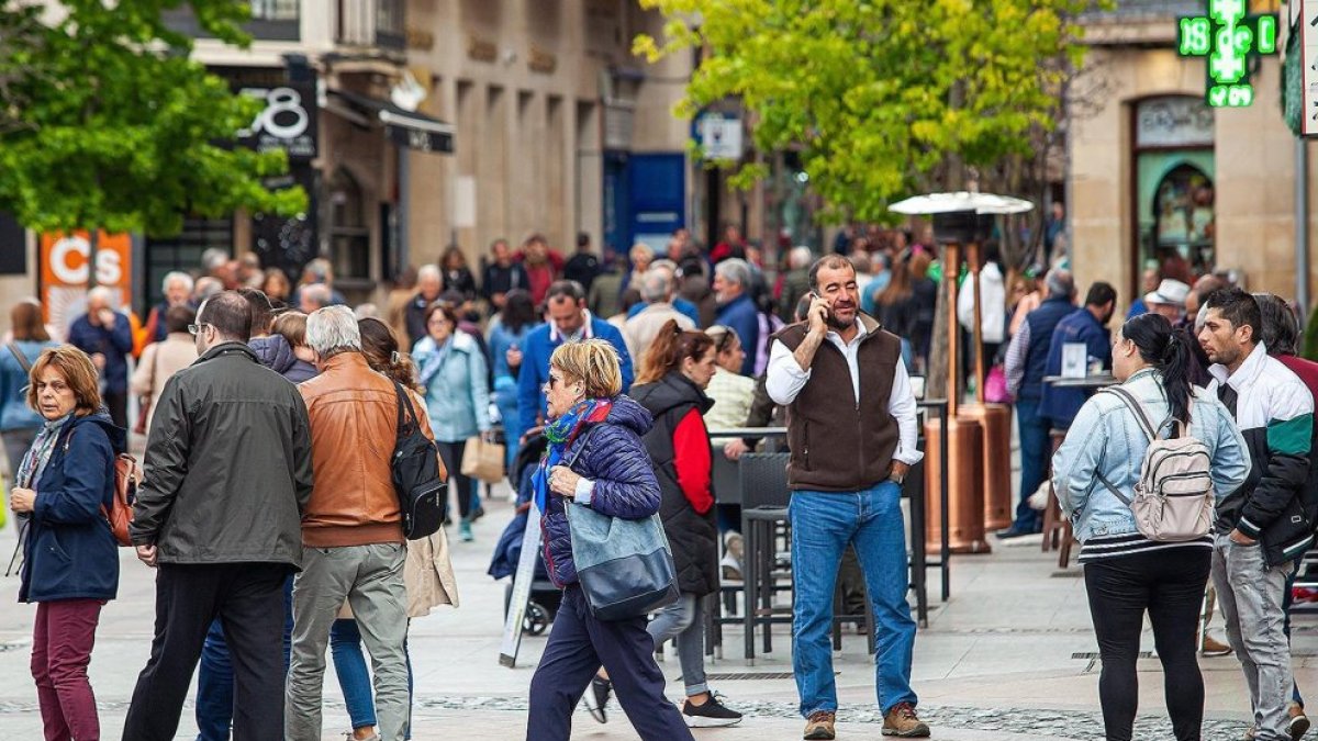 Personas pasean por una concurrida calle del centro de Soria.