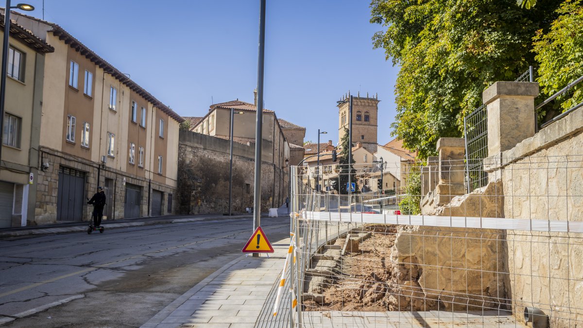 Obras de la rampa de accesibilidad en La Arboleda, dentro de las mejoras del proyecto de las travesías.