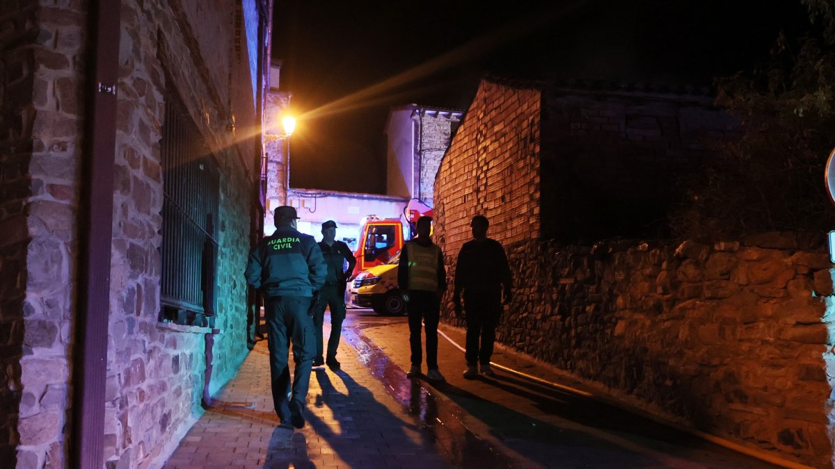 Guardia Civil dirigiéndose al lugar de los hechos, en el centro del pueblo.
