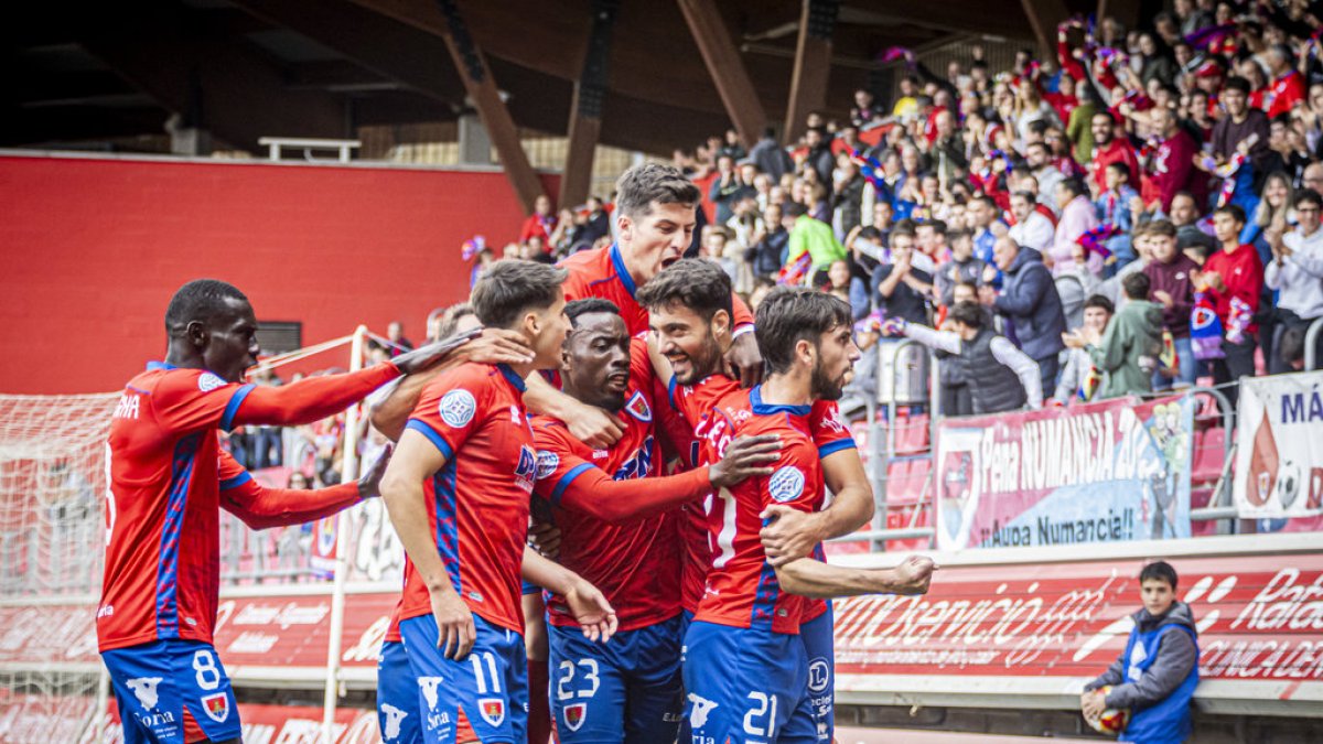 Los jugadores del Numancia celebran uno de sus goles ante el Salamanca CF UDS.