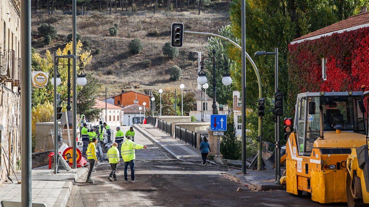 Obras de asfaltado en el puente de piedra.