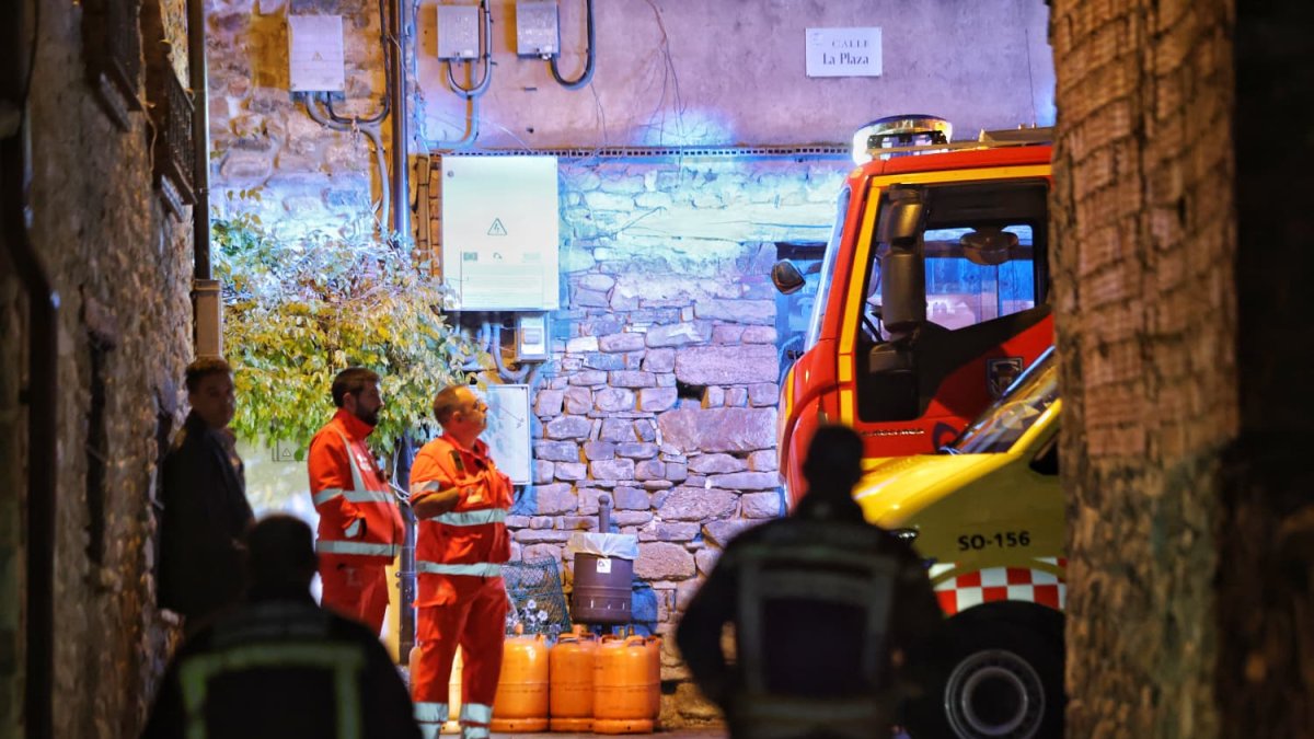 Lugar del suceso en la noche del domingo poco después de la explosión en la vivienda.