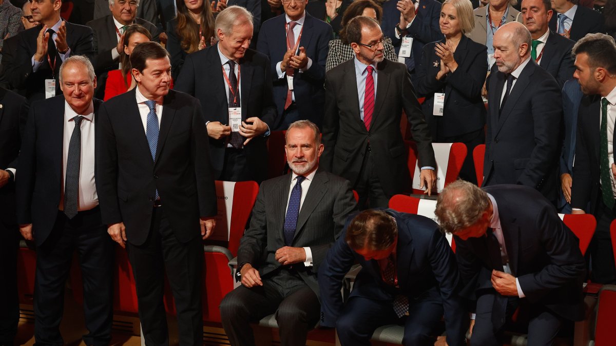 El Rey Felipe VI (c) durante la inauguración del XXVIII Congreso Nacional de la Empresa Familiar, junto al presidente de la Junta.