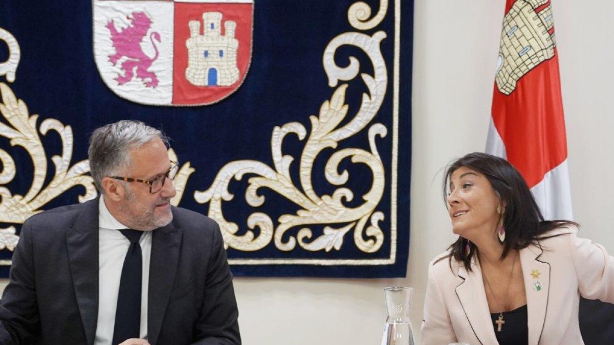 Carlos Pollán y Ana Sánchez, en la reunión de este martes en la Mesa de las Cortes de Castilla y León.
