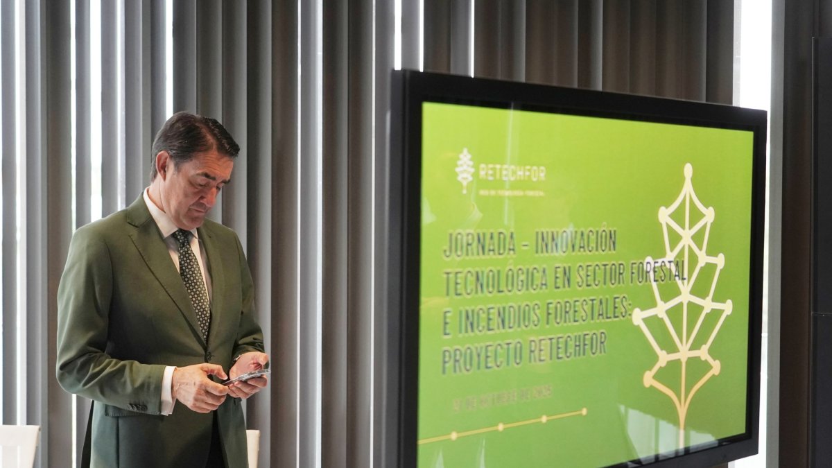 El consejero de Medio Ambiente, Vivienda y Ordenación del Territorio, Juan Carlos Suárez-Quiñones, inaugura la presentación del proyecto Retechfor.