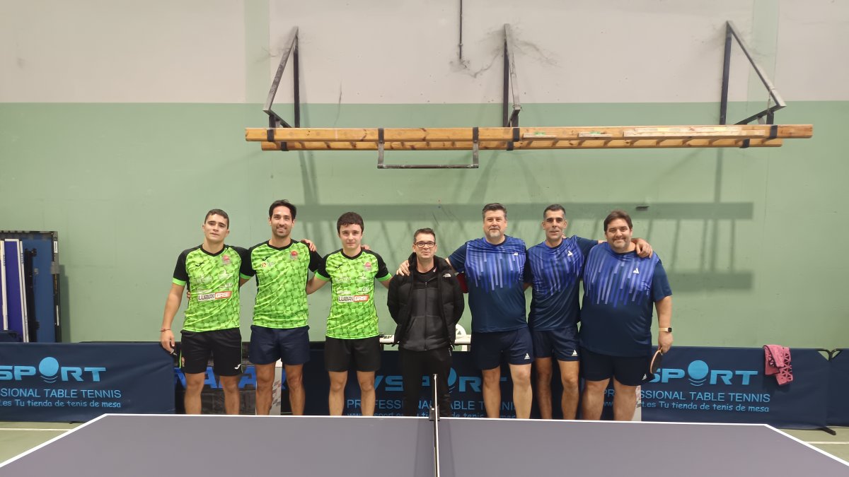 Los jugadores de los dos equipos en competición.