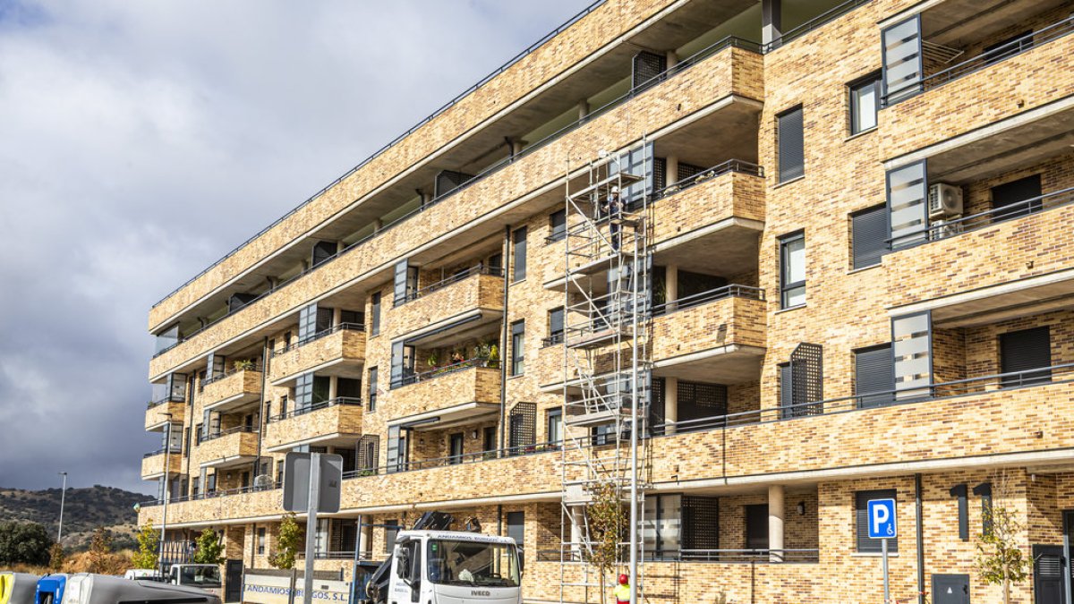Andamios instalados en la fachada del polémico edificio para derribar la quinta planta.