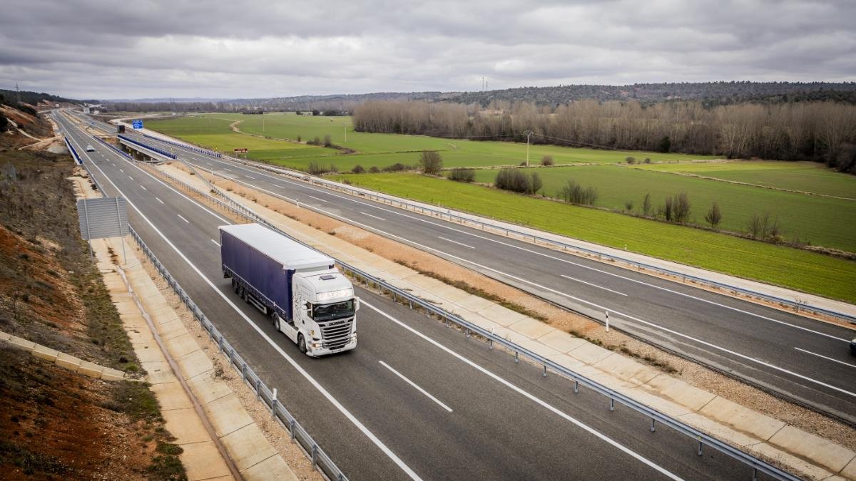 Camión circulando por una autovía en Soria.