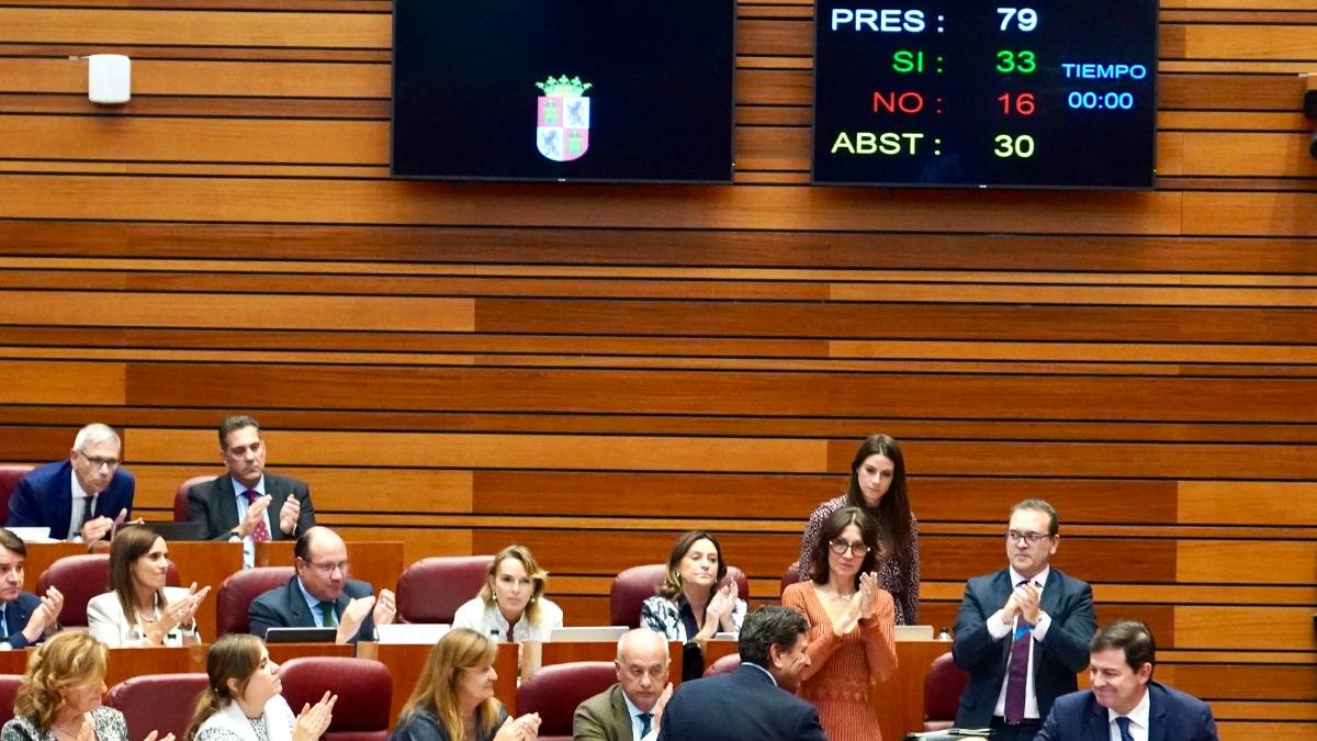 Mañueco felicitando al consejero de Economía tras la aprobación del techo de gasto.