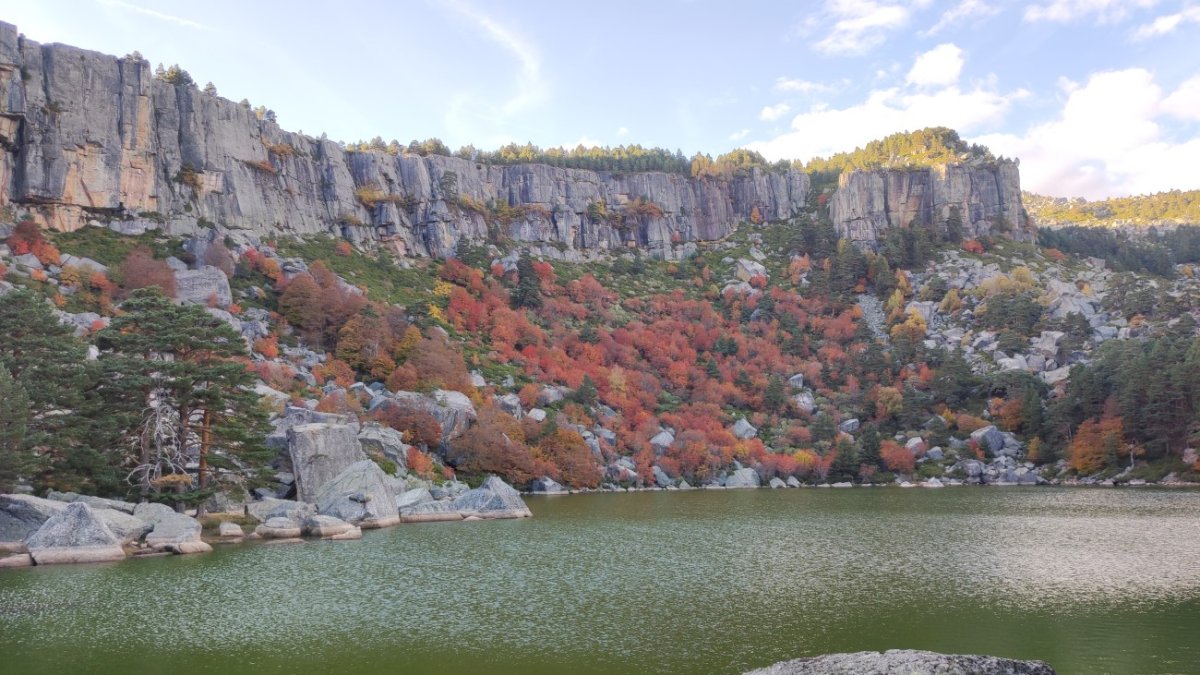 La Laguna Negra el pasado fin de semana, tomada por los colores del otoño.
