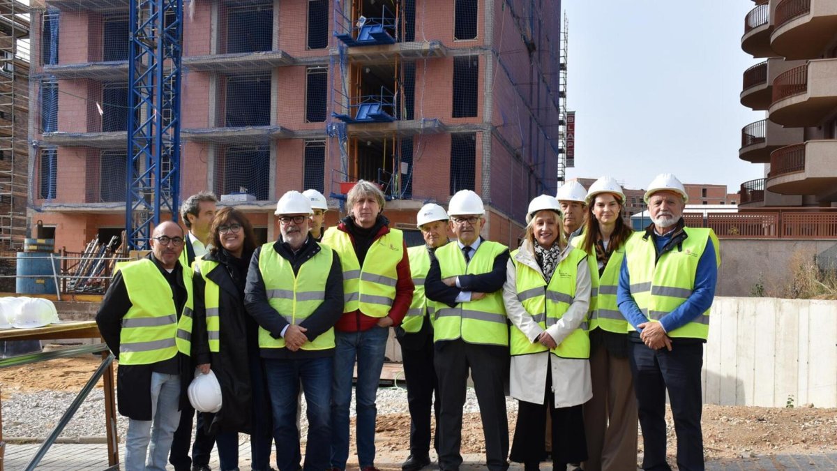 Visita a la construcción de 38 viviendas colaborativas en una parcela cedida por el Ayuntamiento de Soria.