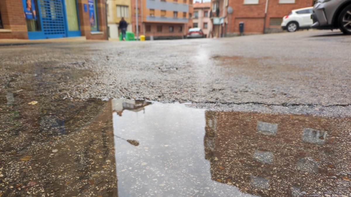 Un charco en Soria capital a las 12.00 horas de este sábado.