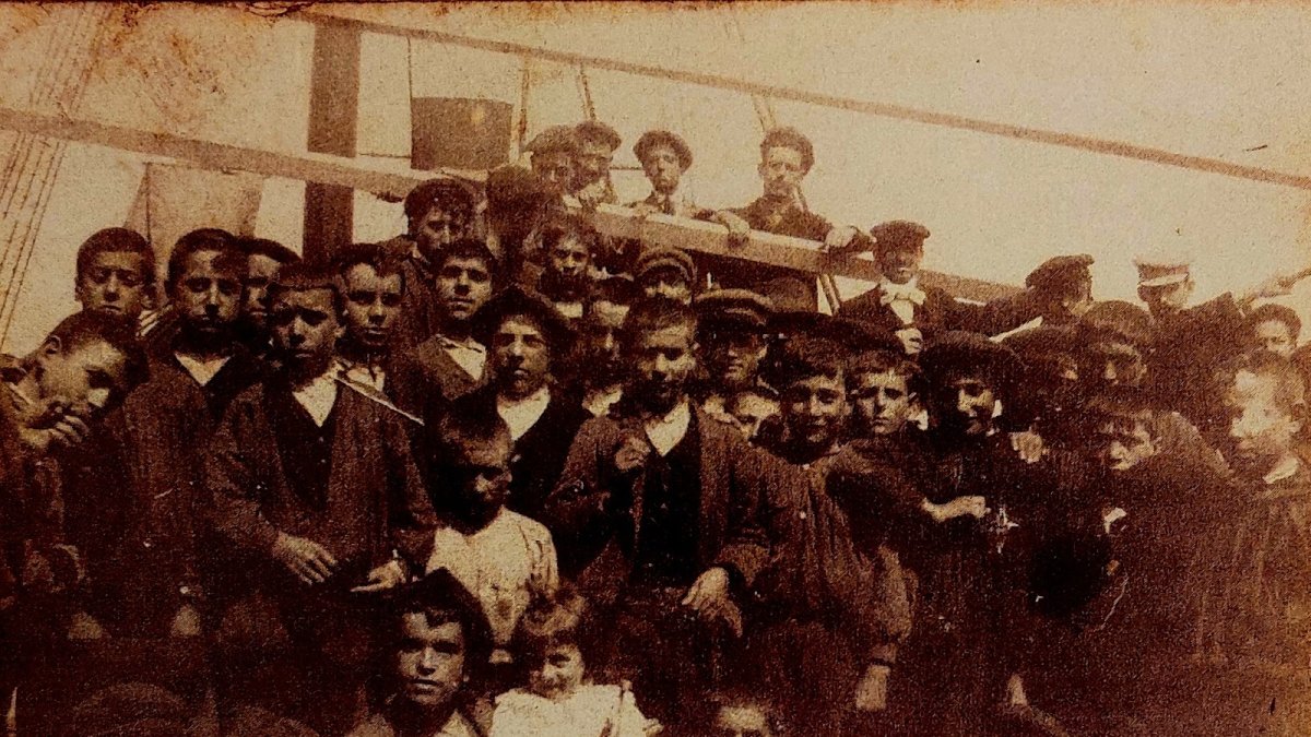 Niños sorianos emigrantes a América. Circa 1915. AHPS, fotografía 32083.  El Royo (Soria)