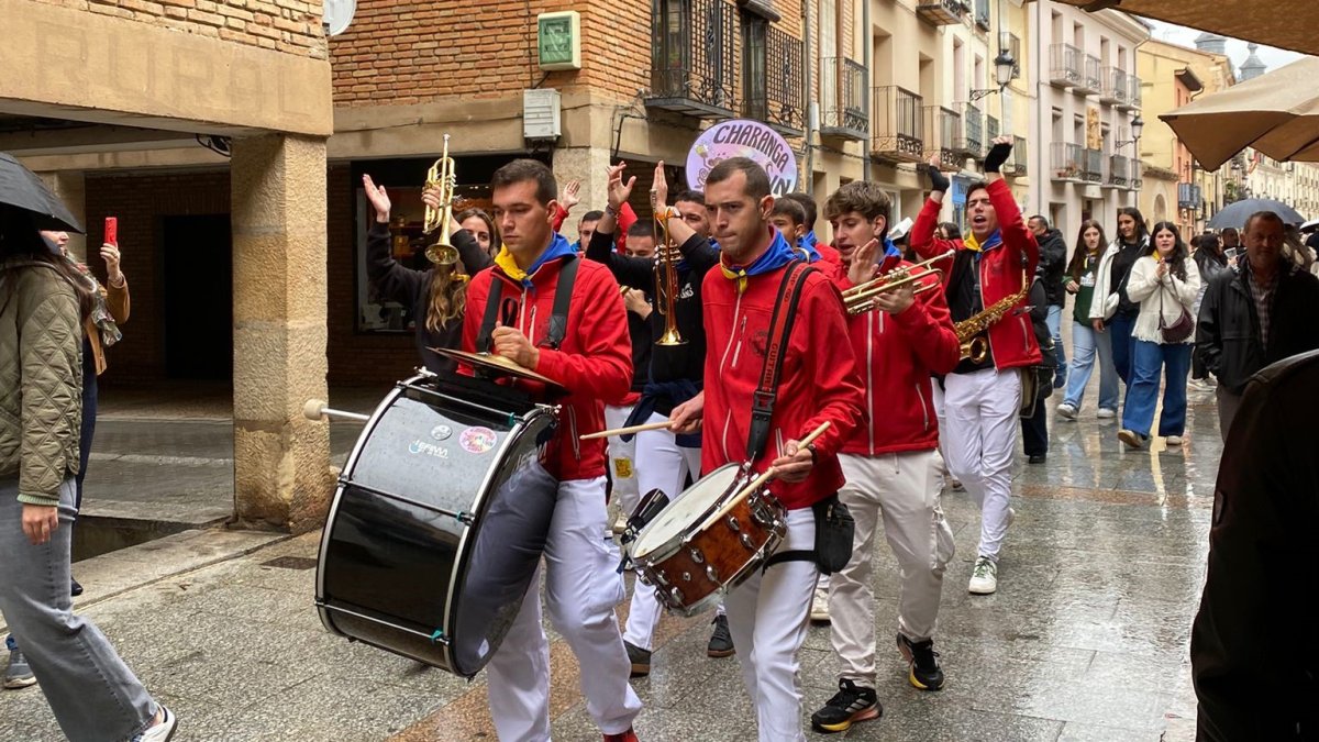 Las charangas desfilan por la calle Mayor de El Burgo.