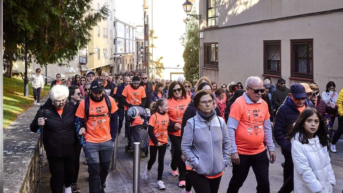 El recorrido de la marea color butano discurrió por la ribera del Duero para regresar por la calle El Collado y retornar a la plaza Mariano Granados.