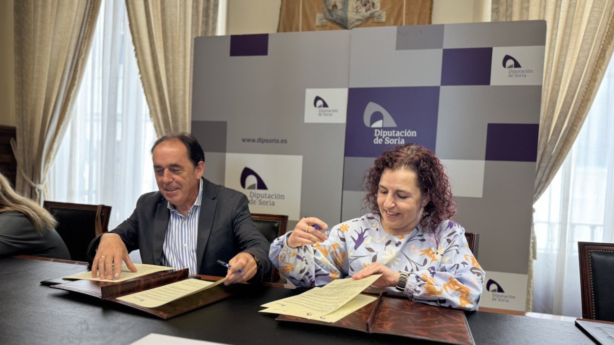 Benito Serrano y Beatriz Martínez rubrican el acuerdo.