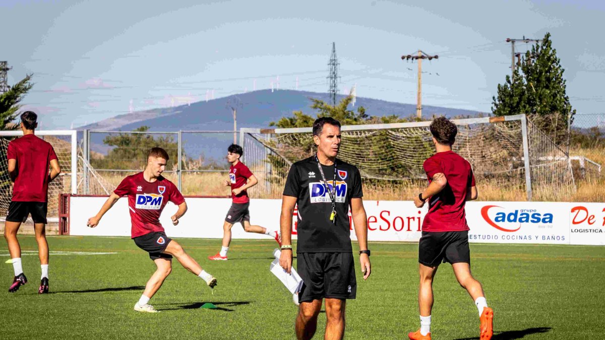 José Luis González al frente de un entrenamiento del Numancia B.