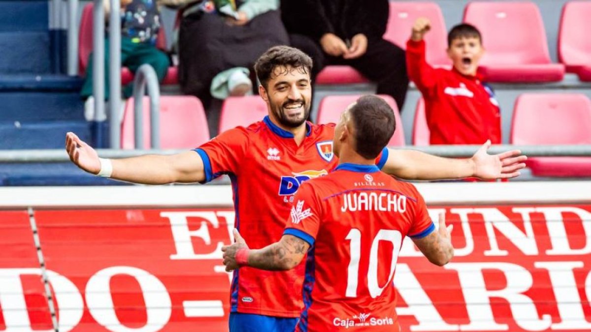 Jony celebrando uno de los dos goles que le marcaba al Salamanca.