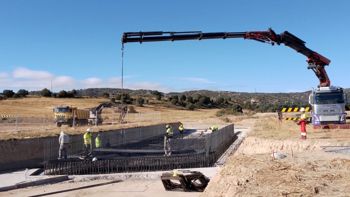 Trabajadores en las obras del tramo Langa-Aranda de la A-11.