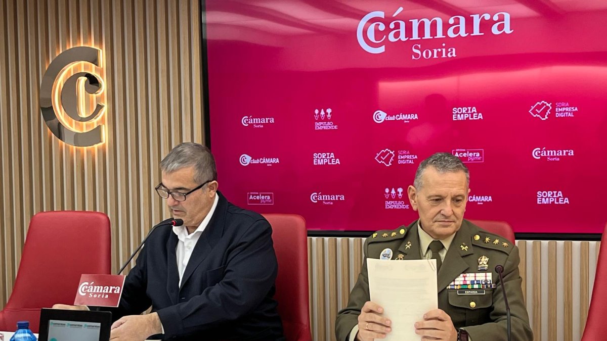 El presidente de la Cámara, Alberto Santamaría, y el subdelegado de Defensa, Ángel Esparza, firman el convenio.