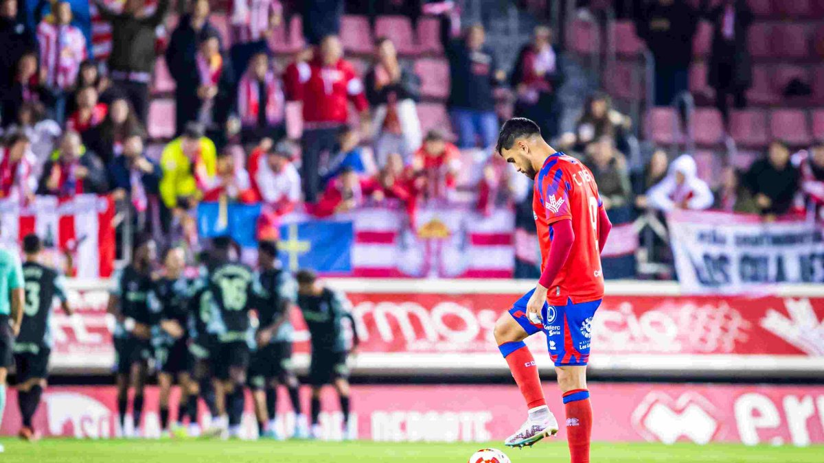 Dieste en el partido de la Copa del año pasado con los jugadores del Sporting de Gijón celebrando el gol que a la postre era el de la victoria.