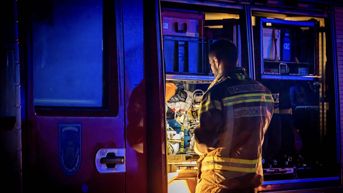 Bomberos de la Diputación en el incendio de una vivienda en Villar del Río.
