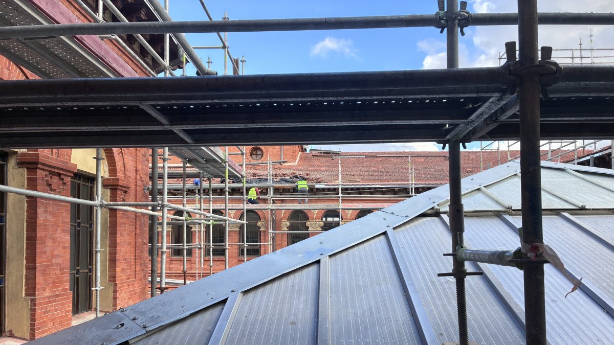 Obras en el tejado del IES Zorrilla.