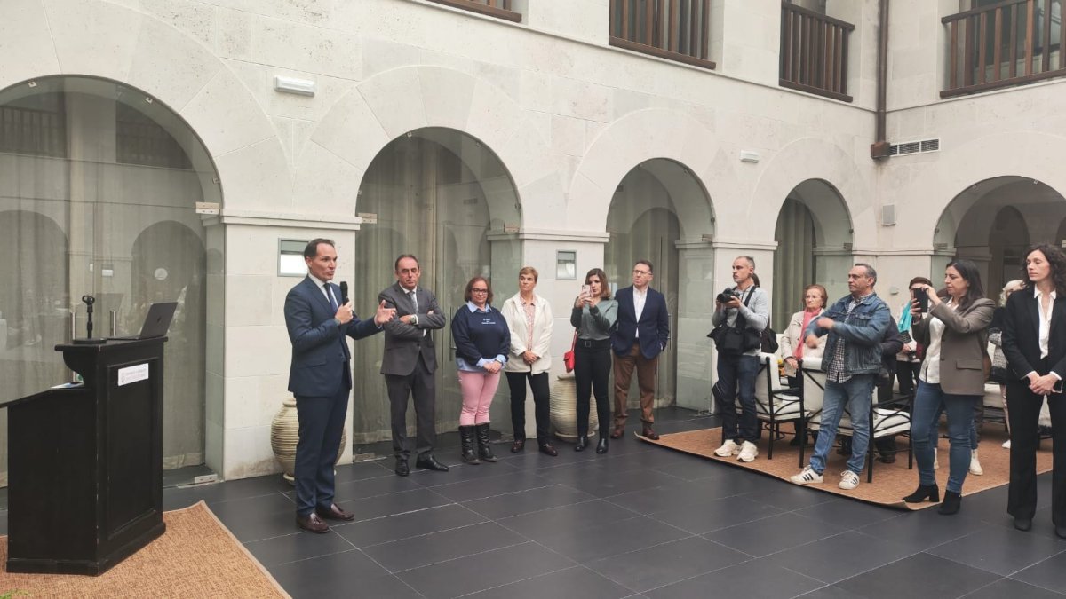 A La Izda, el alcalde de San Esteban explica el nuevo logo de la localidad.