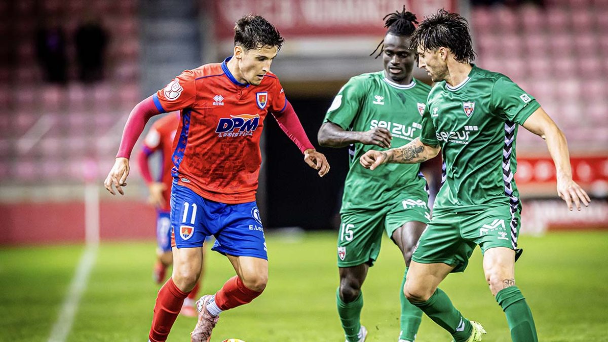 Héctor Peña intenta eludir a dos rivales del Arenas en el partido de Copa.