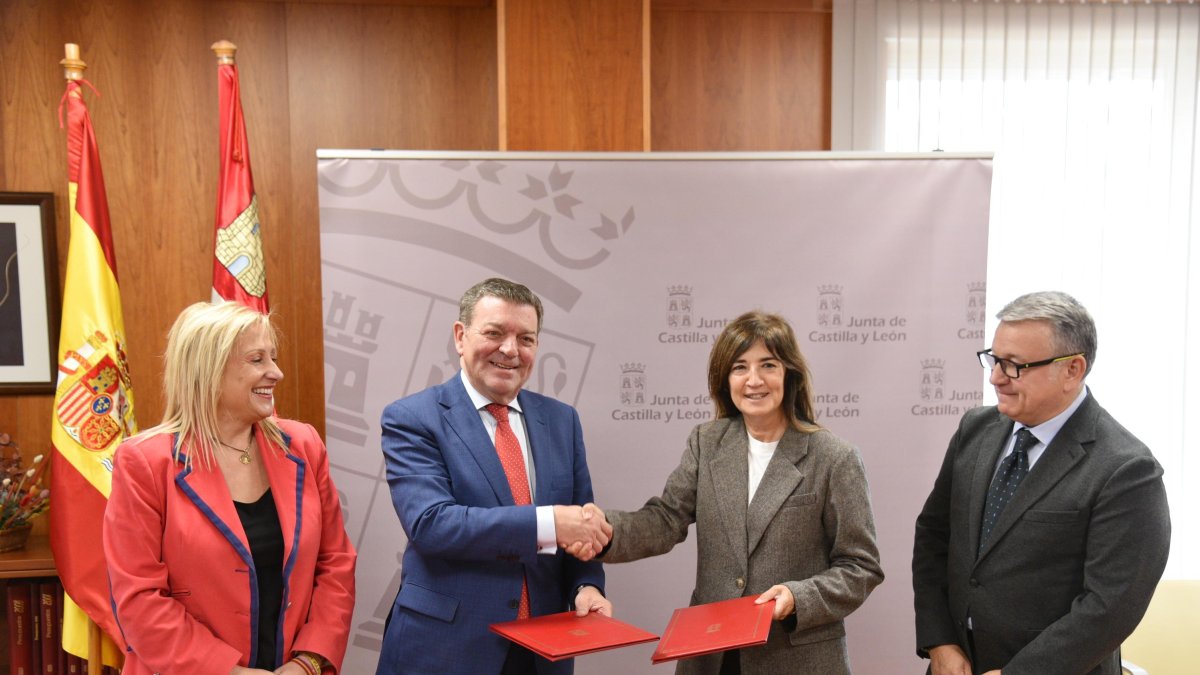 El consejero y la alcaldesa de Valdeavellano estrechándose la mano tras la firma del acuerdo.