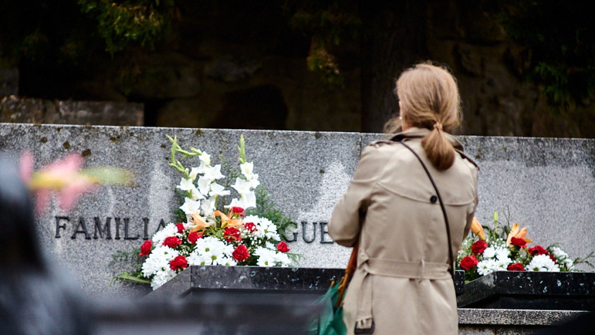 El cementerio de Soria recibe a miles de personas para honrar a sus seres queridos.