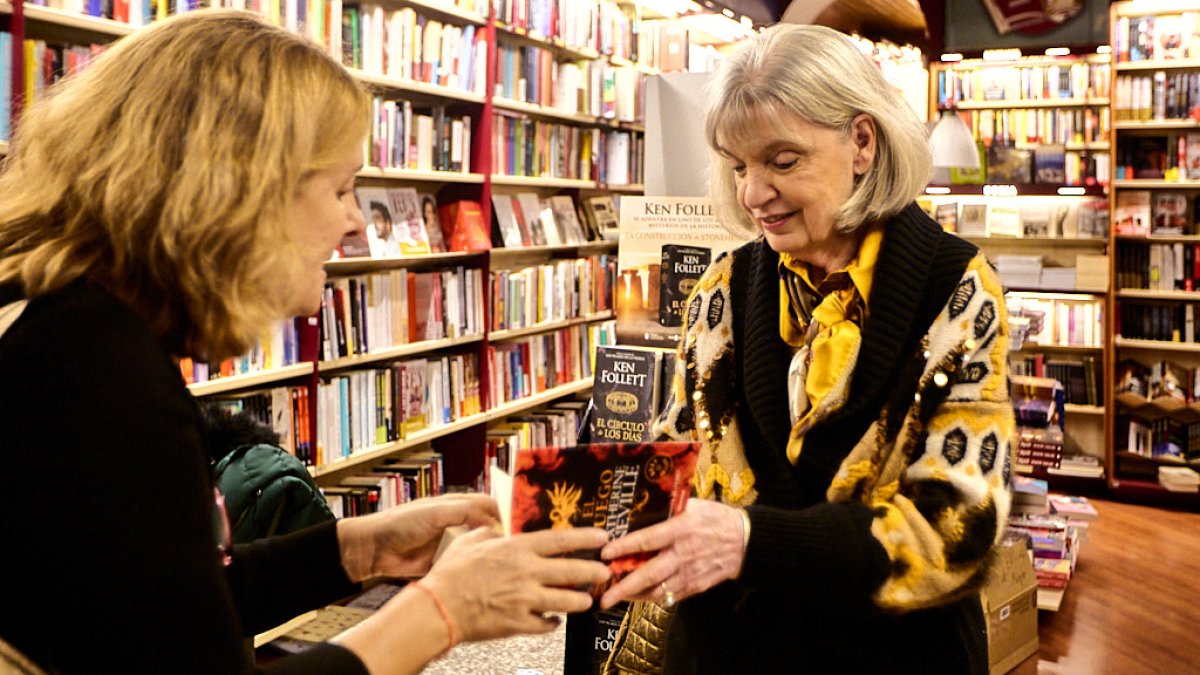 La escritora Neville durante la firma de libros.