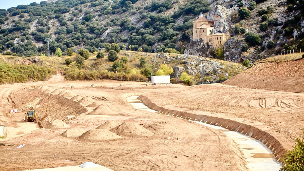 Estado que presenta actualmente la parcela donde se ubicaba la vieja depuradora de Soria y que se está transformando en una zona verde.