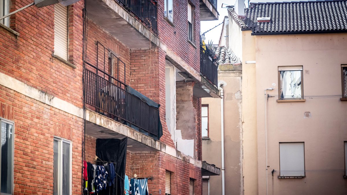 Boquete en la segunda planta del 2 de Diego Acebes tras la explosión.