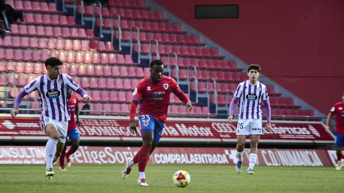 Jannick conduce el balón durante el partido del Numancia con el Real Valladolid Promesas.
