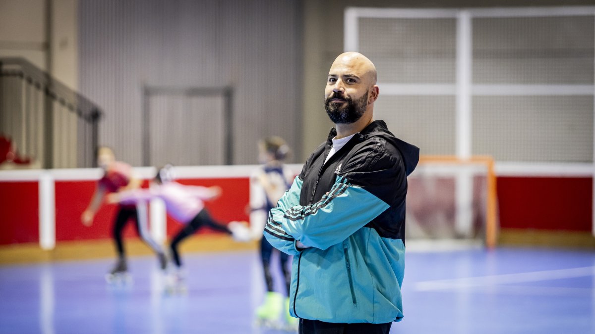 Daniel Giner, durante un entrenamiento en la pista de patinaje del polideportivo San Andrés.