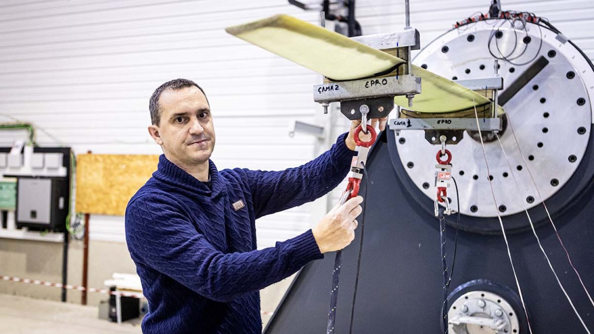 Rafael Carnicero, investigador del Ceder junto a la pala eólica fabricada para realizar el proyecto.