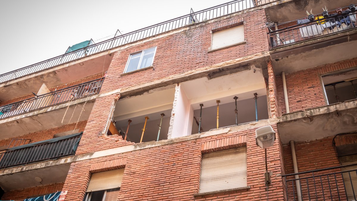La vivienda donde se produjo la explosión apuntalada.