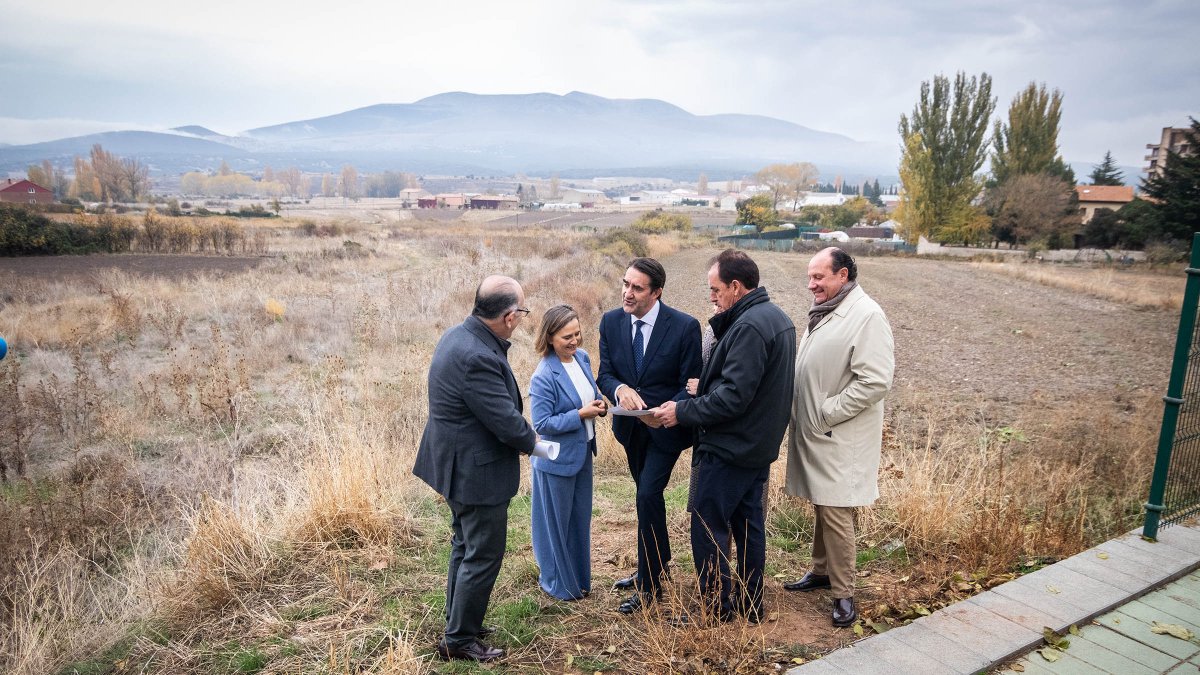 Juan Carlos Suárez Quiñones acompañado de autoridades locales visita los terrenos de Los Prados.