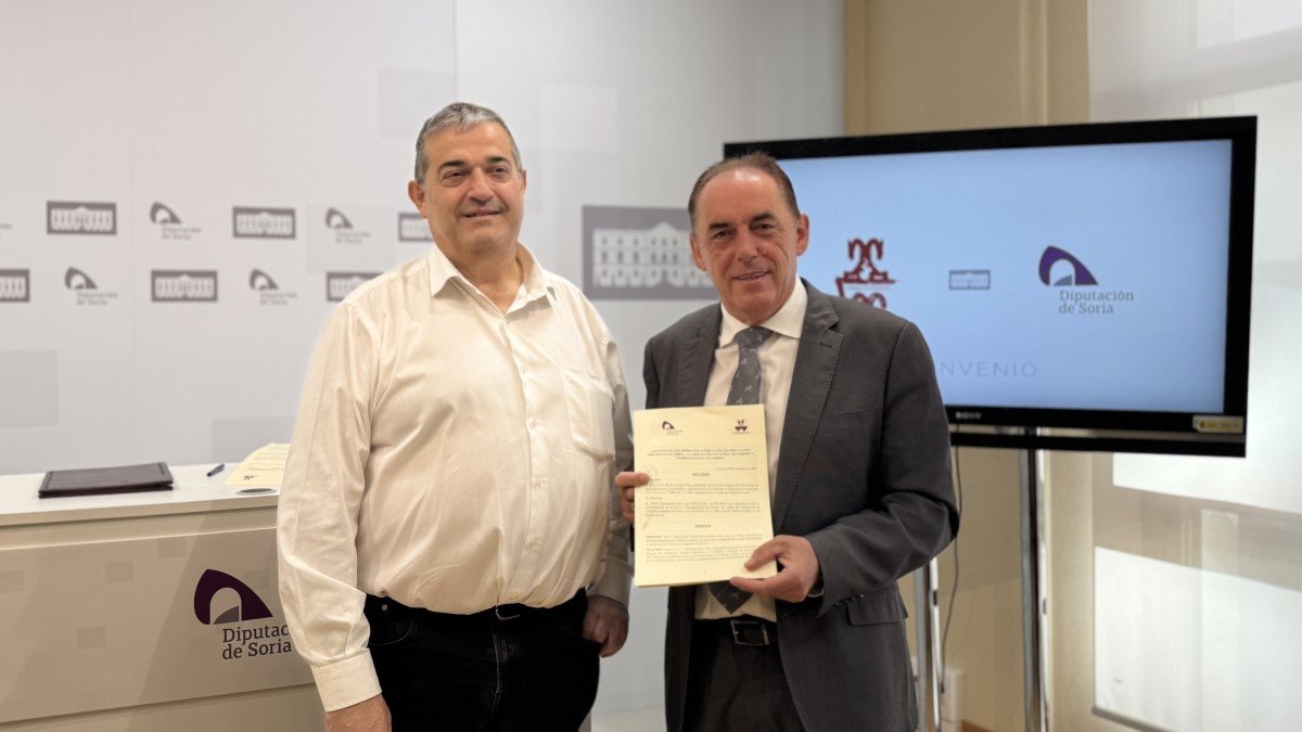 Alberto Santamaría y Benito Serrano posan con el recién rubricado convenio.
