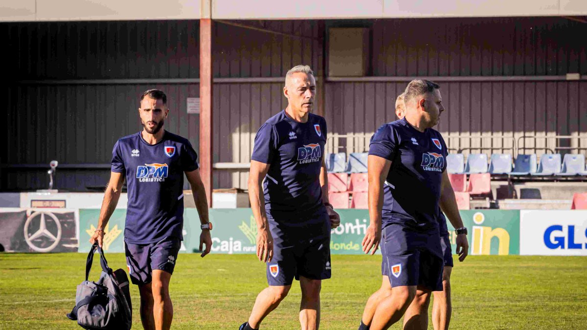 Ángel en un entrenamiento en la Ciudad Deportivo junto con su cuerpo técnico.