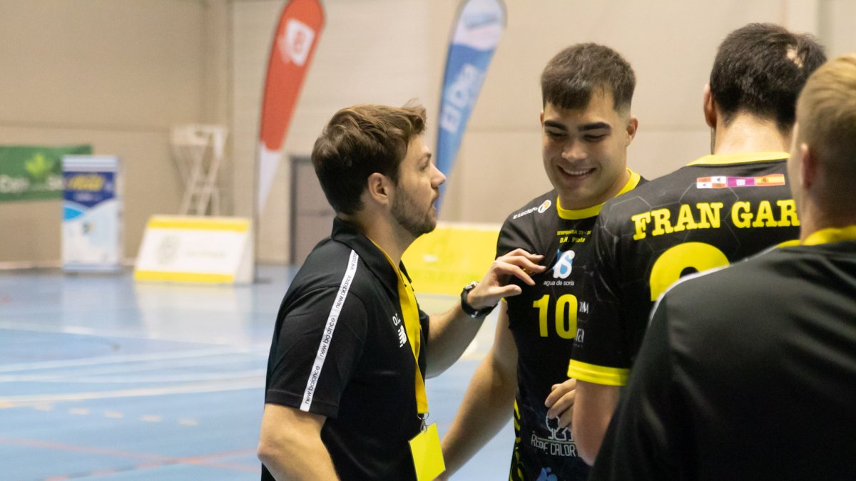 Oriol Castellarnau se dirige a sus jugadores durante un partido.