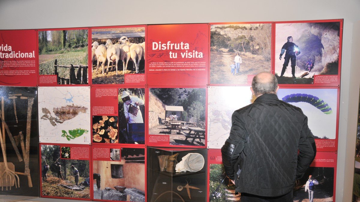 Paneles expositivos en la Casa del Parque del Sabinar de Calatañazor y la Fuentona de Muriel en una imagen de archivo.