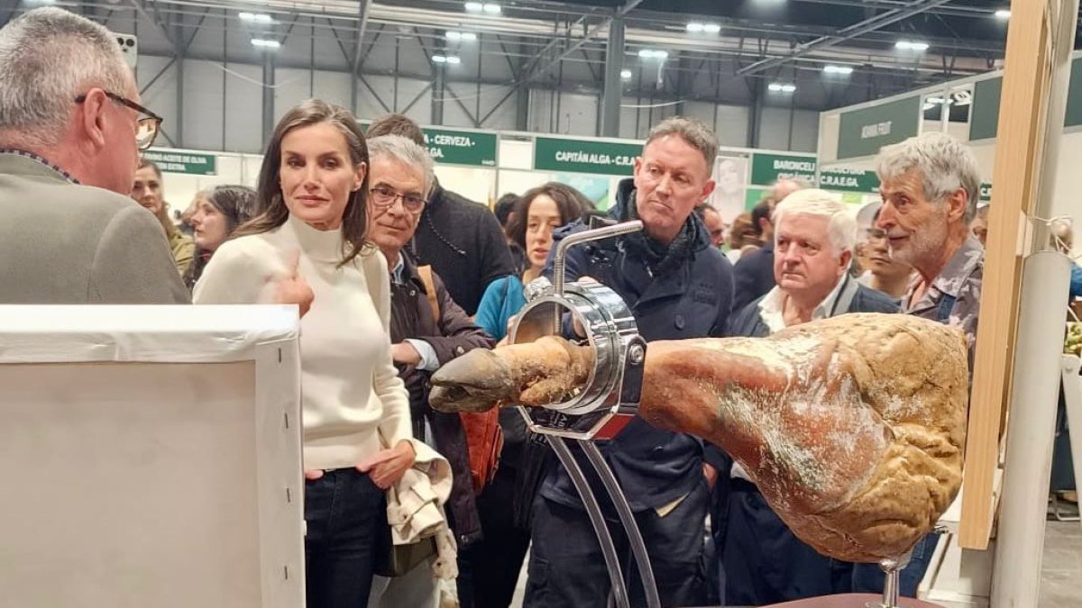 La Reina Letizia conoce el cuadro y al 'modelo' durante su visita a la Feria Biocultura.