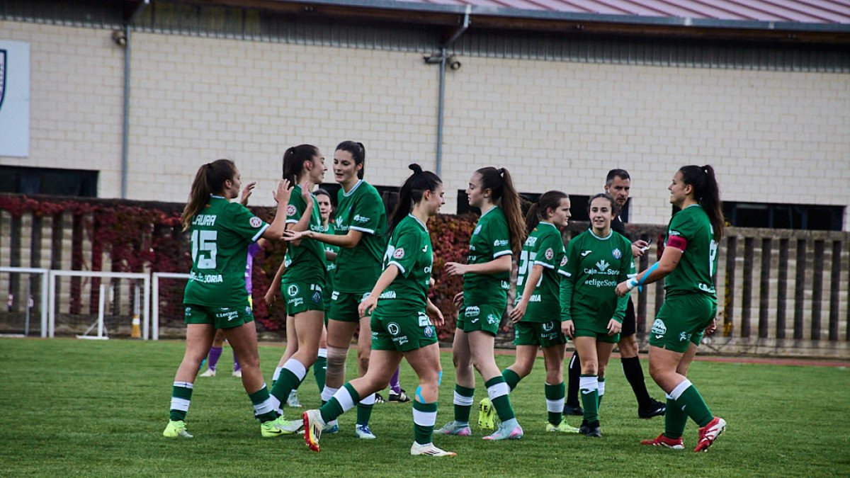 Las chicas del San José celebran la goleada lograda ante la Bovedana.