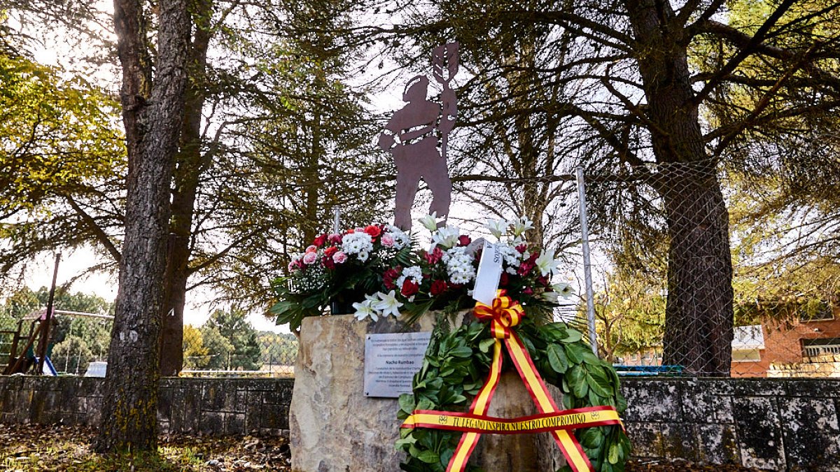 Una escultura rodeada de flores recuerda la figura del conductor de motobomba fallecido en acto de servicio.
