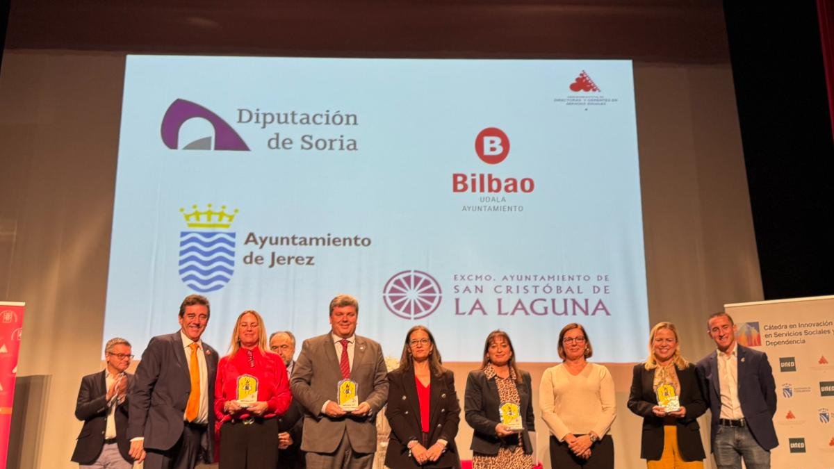 Foto de familia de los premiados, con la vicepresidenta de Soria.