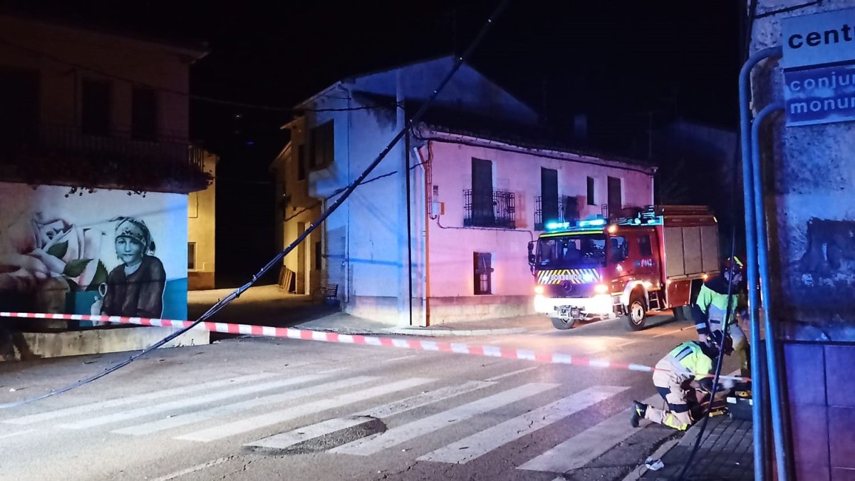 Los cables caídos antes de su reparación.