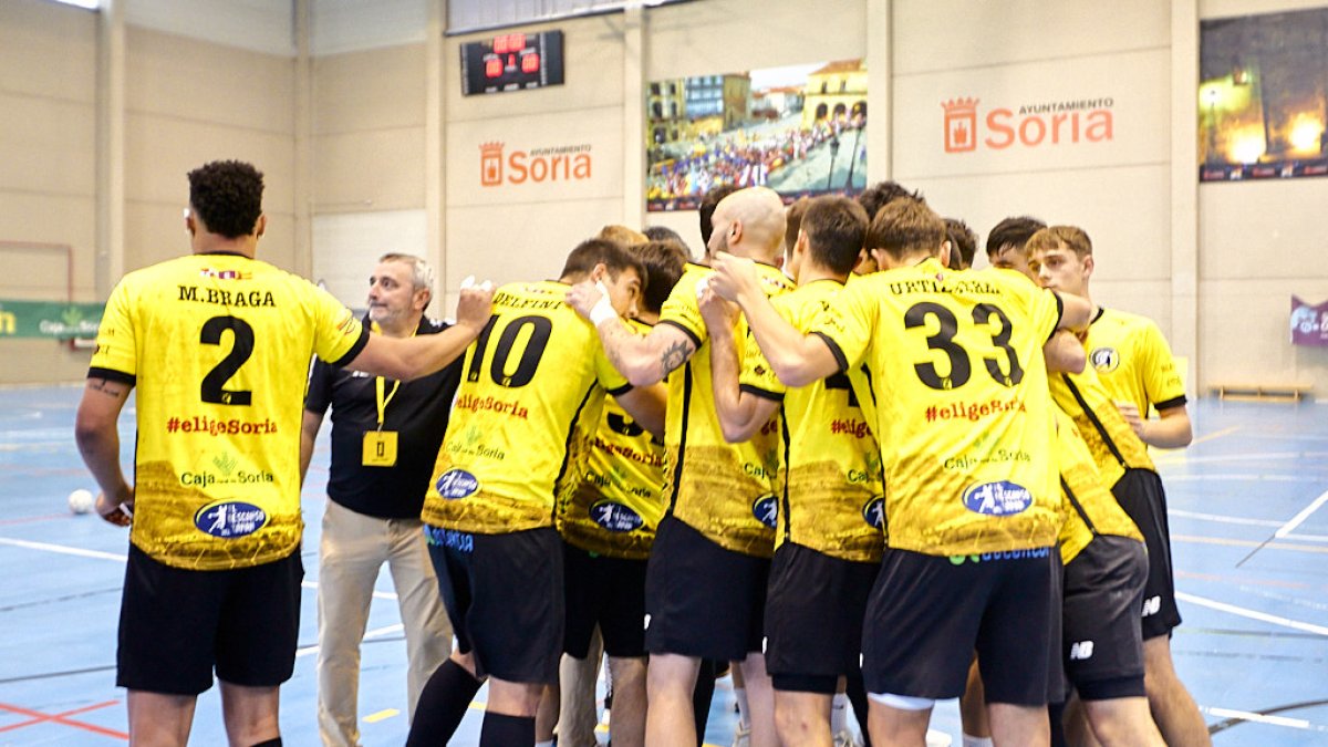 La plantilla del BM Soria quiere sumar los dos puntos en Galicia.